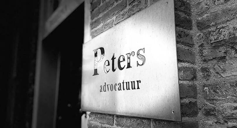 Het naambord van Peters Advocatuur naast de voordeur aan de Dokweg in IJmuiden